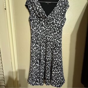 Jones Wear Black and White Patterned V-Neck Dress with Cap Sleeves